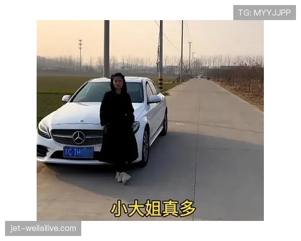 蔡赟开着豪车送孩子上学,转头跟大妈排队买烤串,这反差我笑出声 蔡赟开着豪车送孩子上学,转头跟大妈排队买烤串,这反差我笑出声