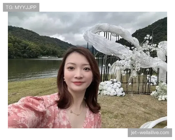 黄雅琼上场像冷面杀手，下了飞机像逛街博主，这反差真顶